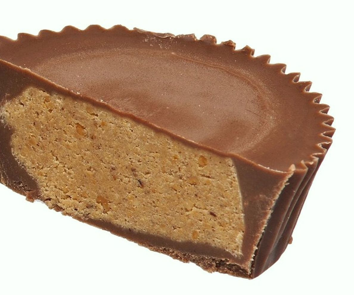 Mostrador de dulces repleto de chocolates y caramelos artesanales