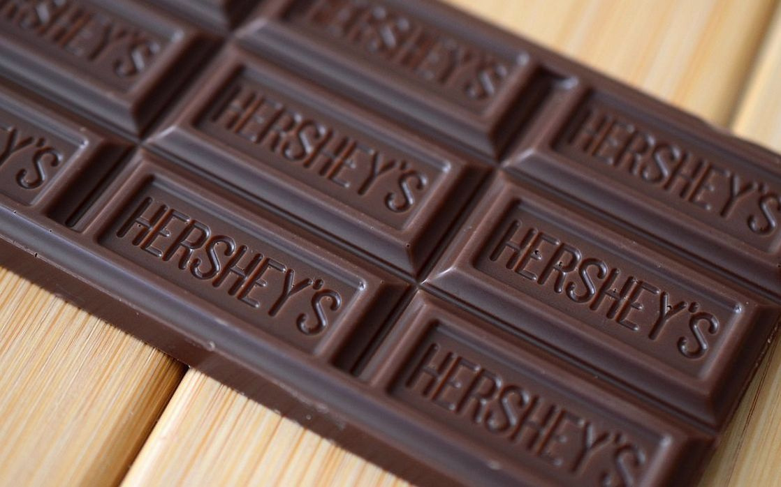 Una trufa de chocolate premium con un acabado brillante y elegante