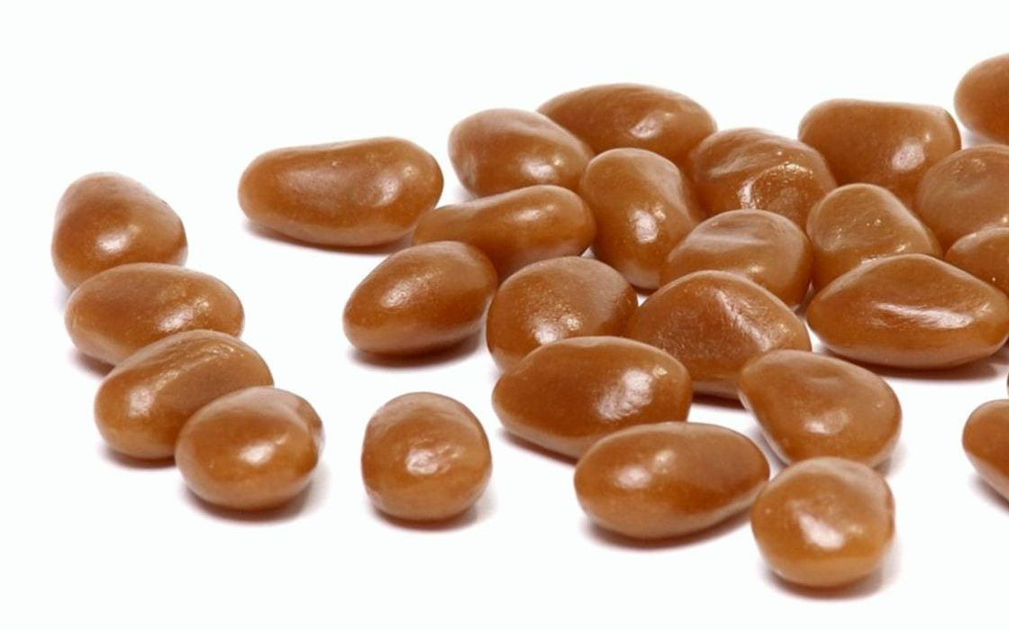 Una variedad de bombones artesanales con cobertura de chocolate oscuro y rellenos de caramelo